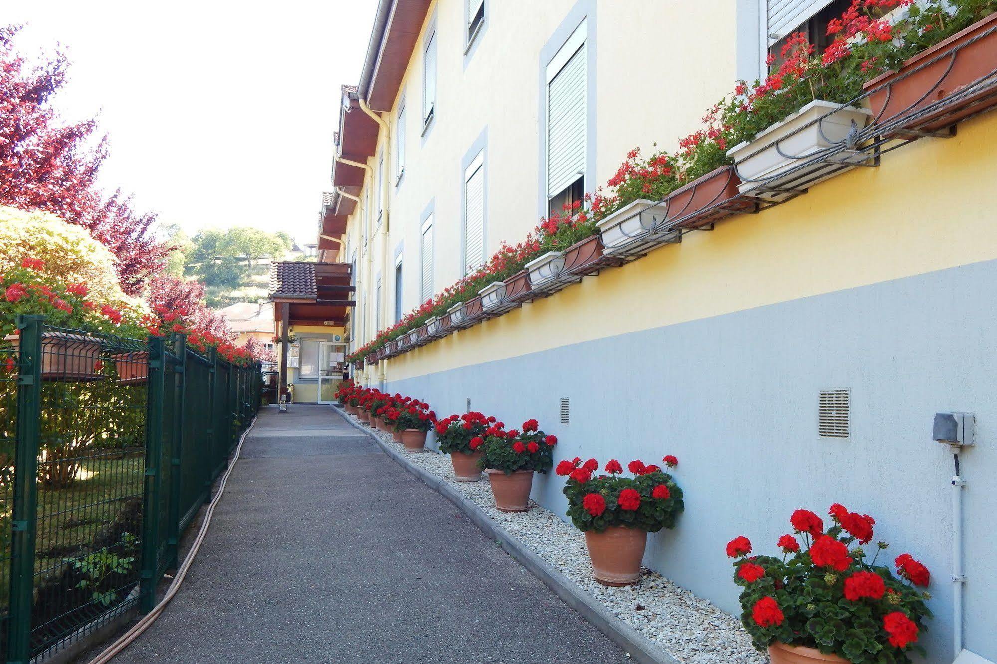 Hotel Aster Restaurant Aux Arcades Briey Exterior foto